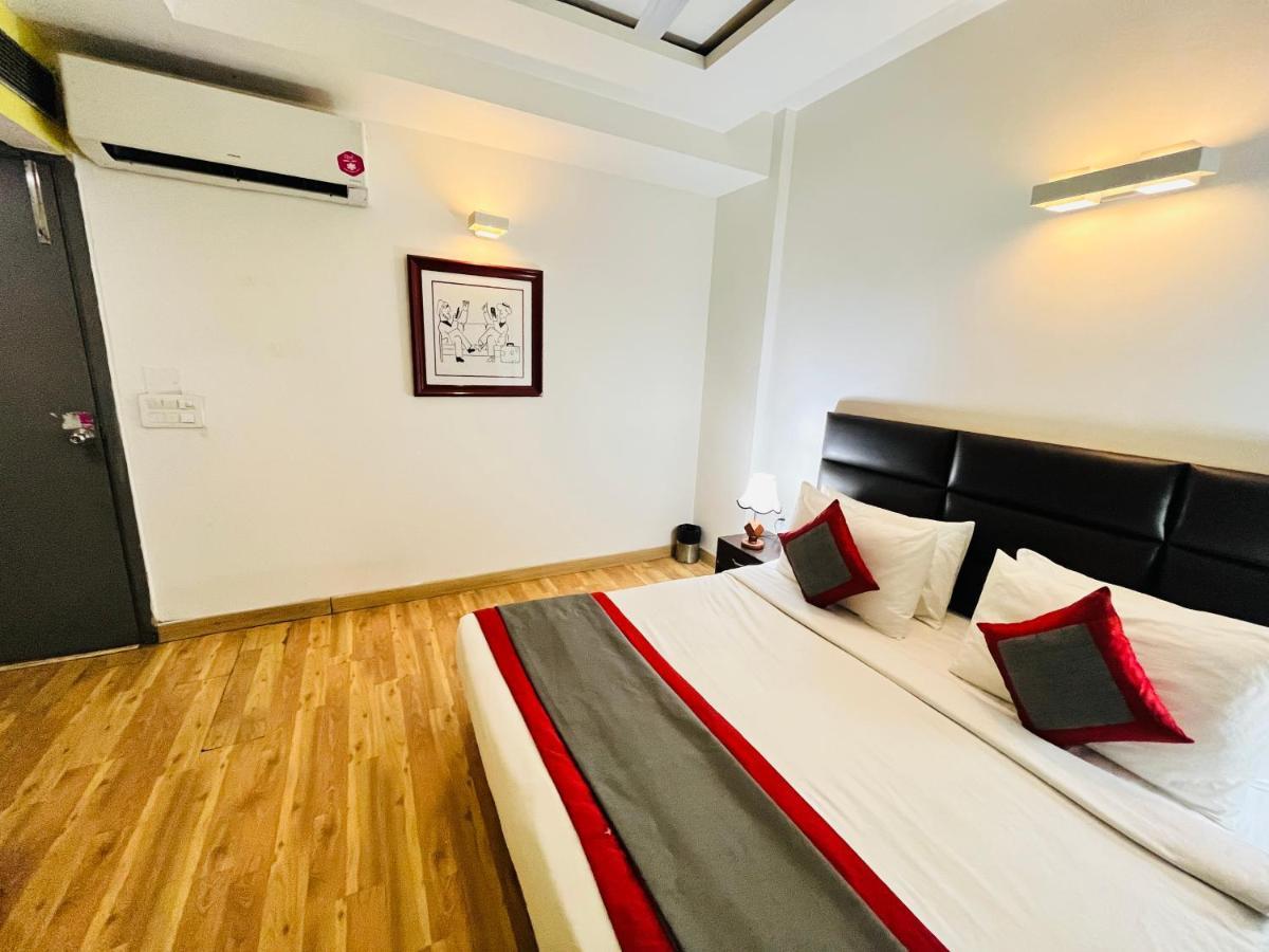 Hotel At Residency Kaushambi Couple Friendly Газиабад Екстериор снимка