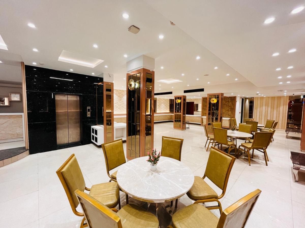 Hotel At Residency Kaushambi Couple Friendly Газиабад Екстериор снимка