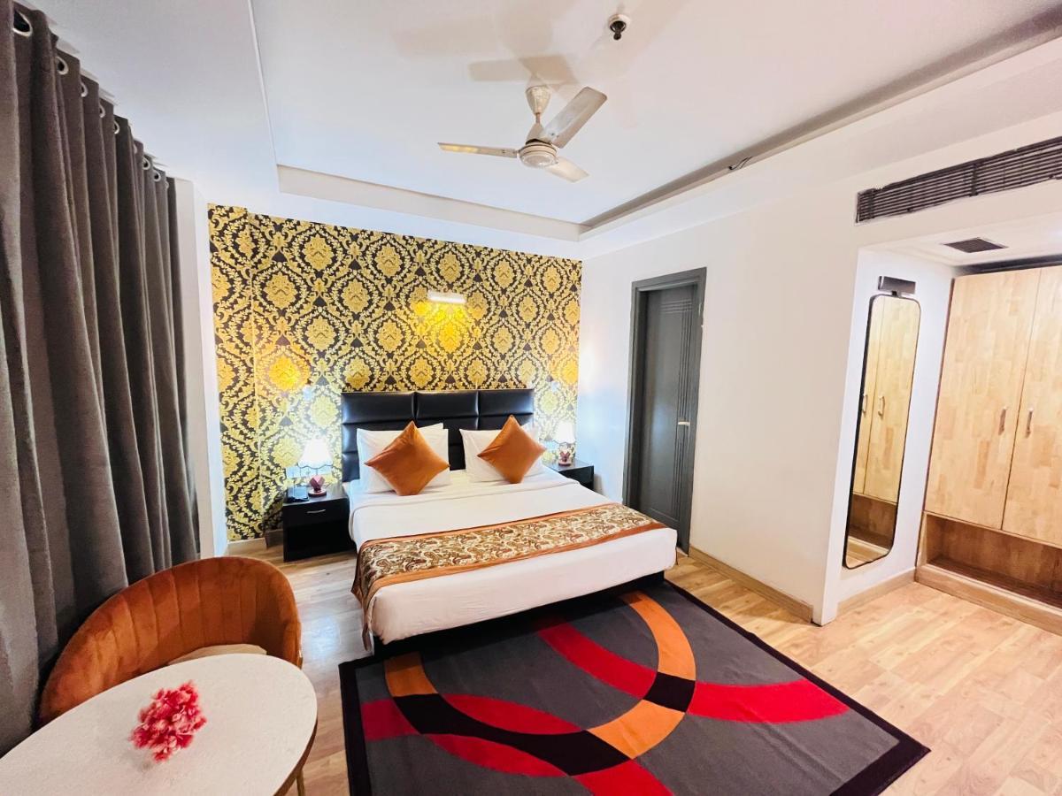 Hotel At Residency Kaushambi Couple Friendly Газиабад Екстериор снимка