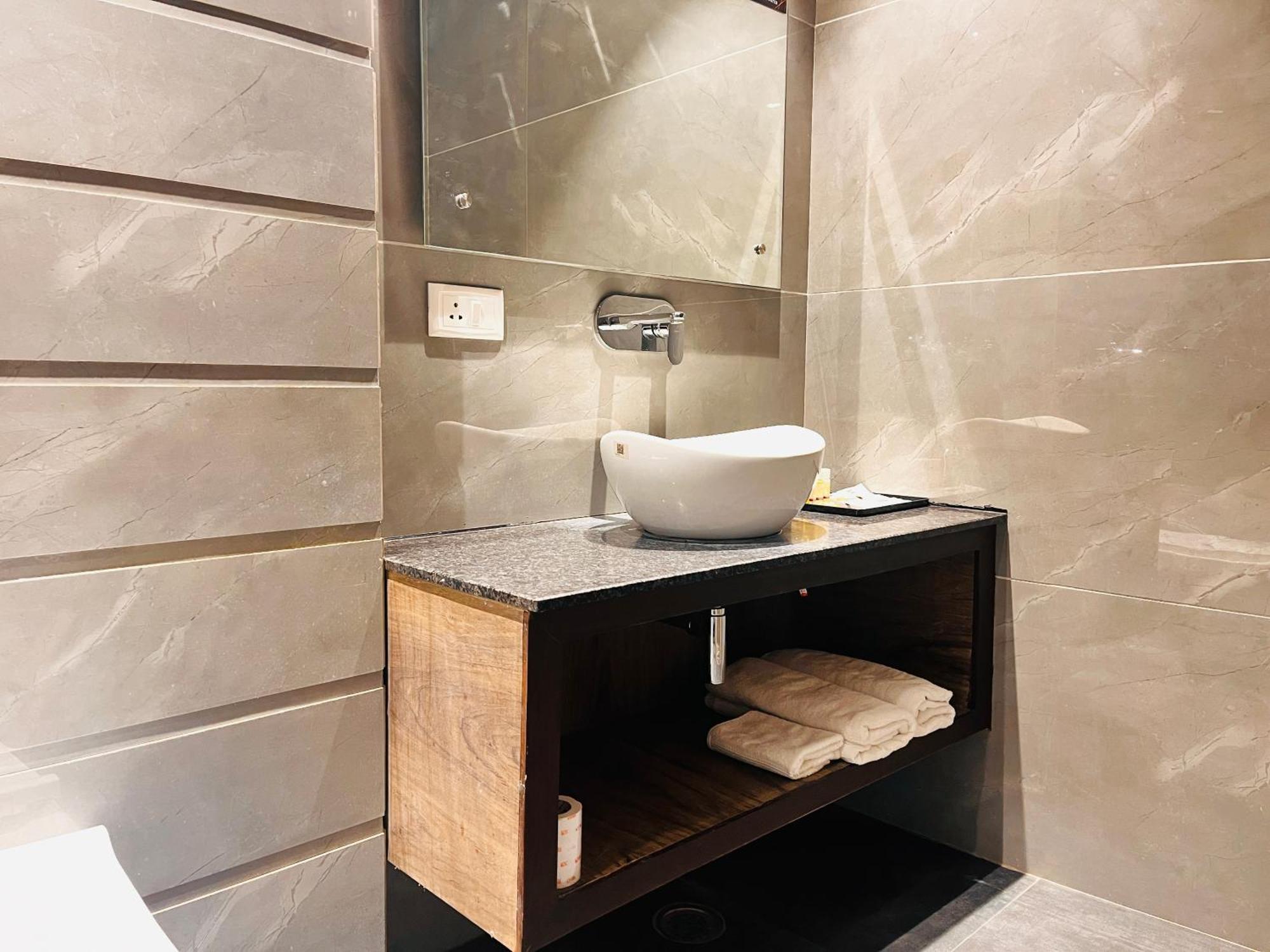 Hotel At Residency Kaushambi Couple Friendly Газиабад Екстериор снимка
