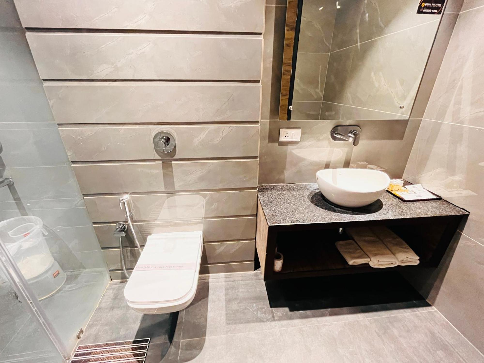 Hotel At Residency Kaushambi Couple Friendly Газиабад Екстериор снимка