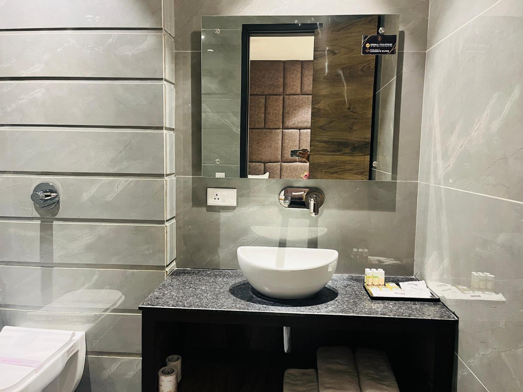 Hotel At Residency Kaushambi Couple Friendly Газиабад Екстериор снимка